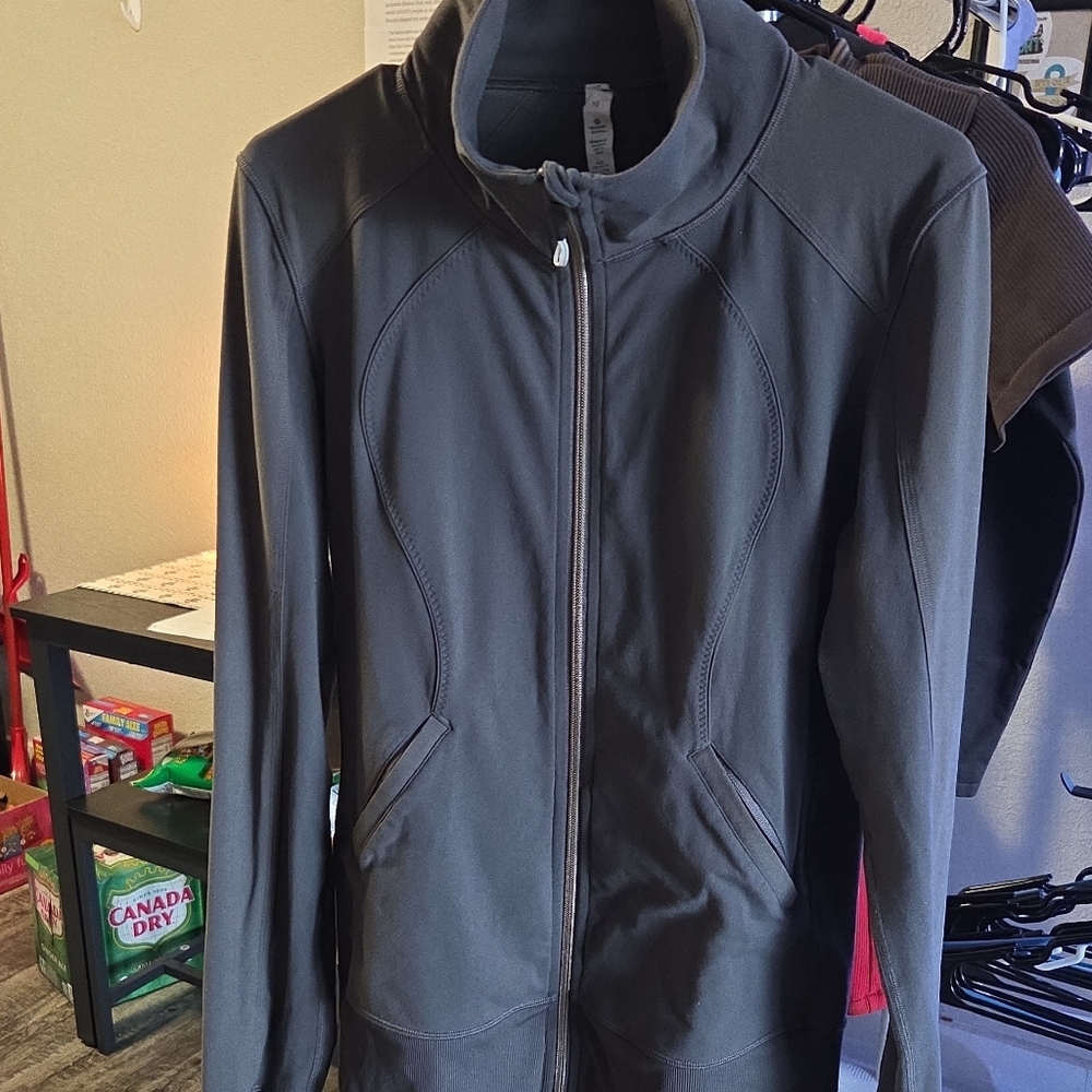 Lululemon Form Jacket. Thick, Warm, Stretchy With Pockets & High Neck Size 10